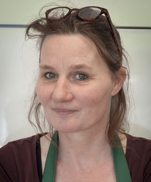 Masja Vissers|Masja Visscher (49) werkt als begeleider in de Green Canteen, een project waarin Rozemarijn en het Rudollf Steiner College samenwerken.<br>Masja verteld dat er in de hoofdkantine bijna altijd vier deelnemers zijn, en elke keer probeert zij...