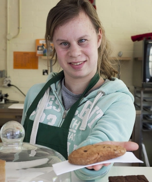 Yara van Drunen Littel|Yara van Drunen Littel (20) is deelneemster in de Green Canteen en verteld trots over haar werk. Tijdens haar schoolperiode op de schelp in Haarlem loopt ze al stage bij Rozemarijn waarbij ze één dag in de bakkerij werkt en de andere dag in de Green Canteen.