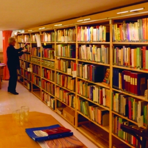 162 | De Rudolf Steiner Bibliotheek Amsterdam in Amsterdam. De bibliotheek bevindt zich in het souterrain van het Ita Wegmanhuis. Het is een antroposofische bibliotheek gespecialiseerd in boeken van Rudolf Steiner en andere voornamelijk Nederlandse antroposofische schrijvers. openingstijden, contactgegevens, plattegrond 